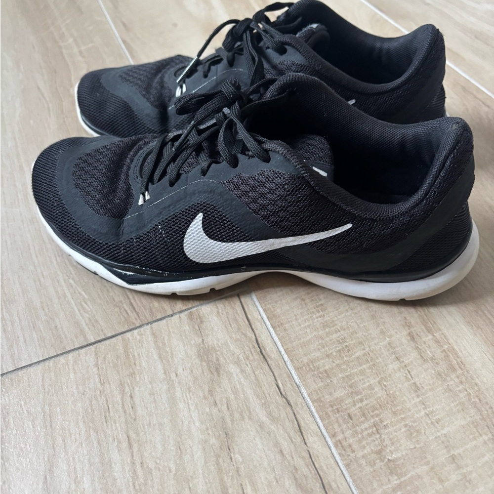 Nike Black Athletic Trainers with White Swoosh